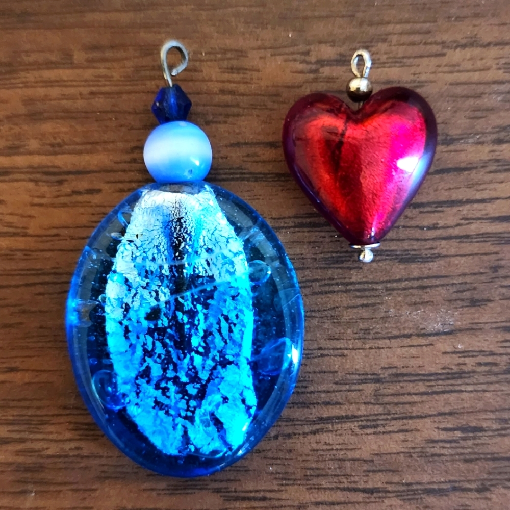 Set of 2 glass pendants